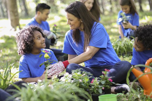 des personnes dans un jardin