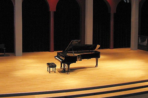 Piano à queue dans une salle de concert