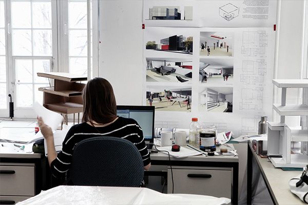 Jeune femme assise à un bureau