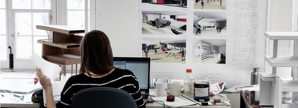 Étudiante travaille à son bureau