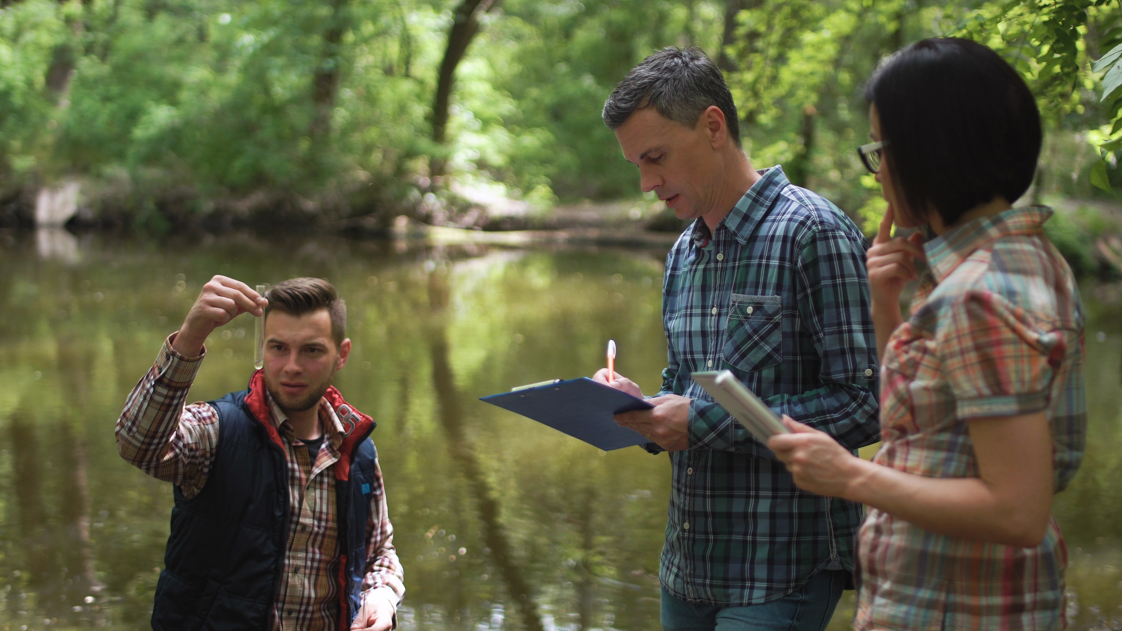 Un groupe de chercheurs sur le bord d'une rivière. 