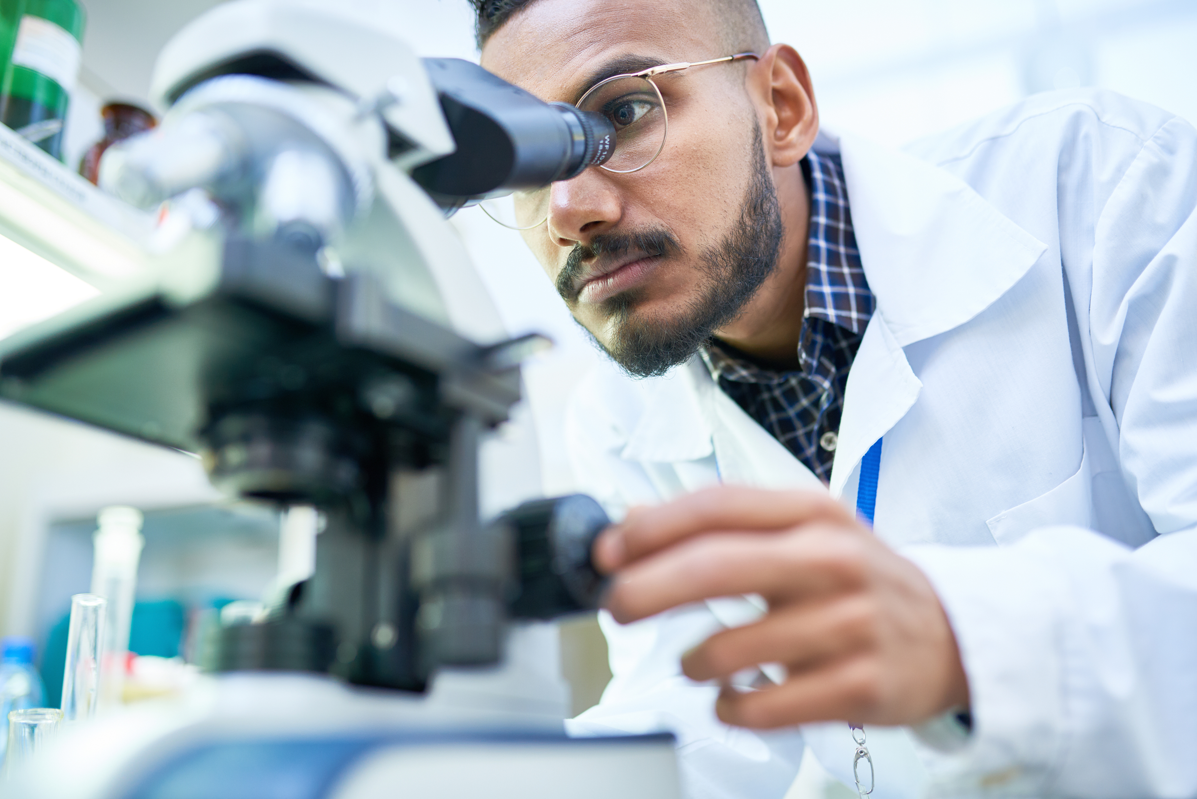 Un chercheur dans un laboratoire. 