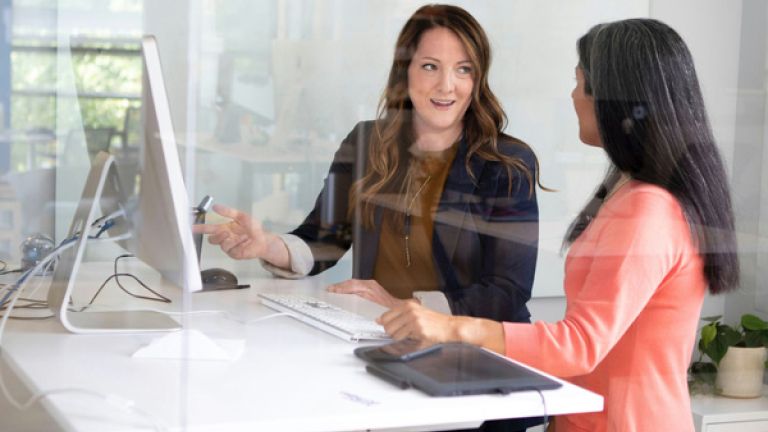 femme discutant autour d'un ordinateur