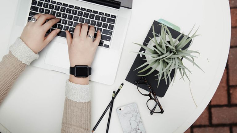 ordinateur et crayons